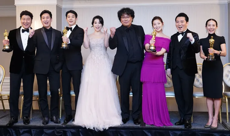 李善均（左二）當時也與《寄生上流》團隊一起到美國參加奧斯卡金像獎頒獎典禮。韓聯社
