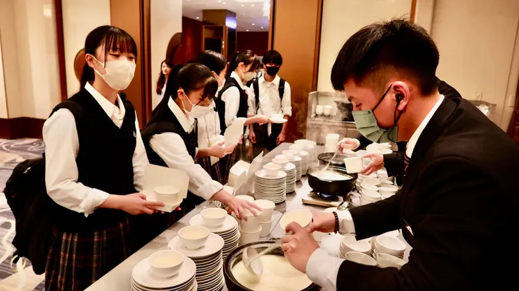 農大二高吹奏樂部「翡翠騎士」到下榻飯店吃宵夜。翻攝中華文化總會臉書