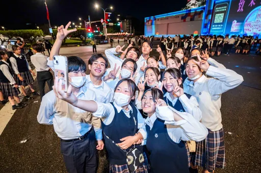 圖多!日本高校妹來了 「翡翠騎士」接替「橘色惡魔」來台國慶演出