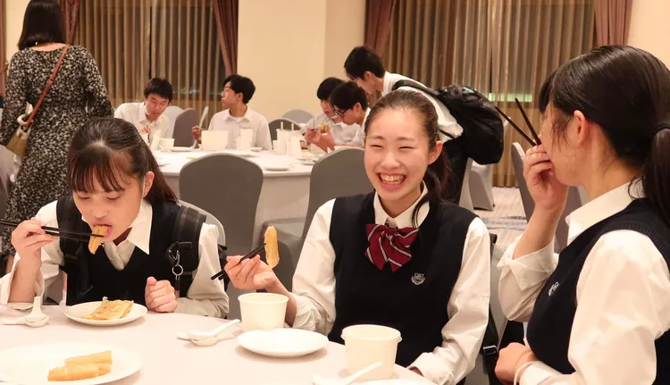 農大二高吹奏樂部「翡翠騎士」到下榻飯店吃宵夜。翻攝中華文化總會臉書