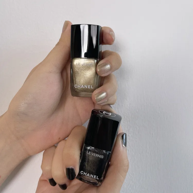 Model示範時尚釉光指甲油。張家玲攝