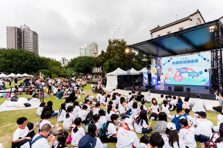 永齡基金會今在華山文創園區舉行親子園遊會。郭辦提供