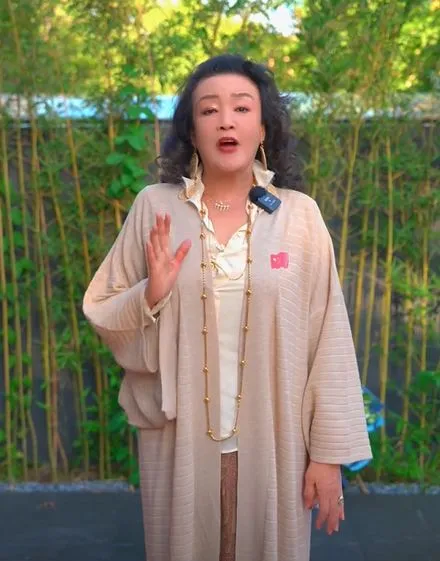 張蘭努力經營直播帶貨事業。翻攝張蘭抖音