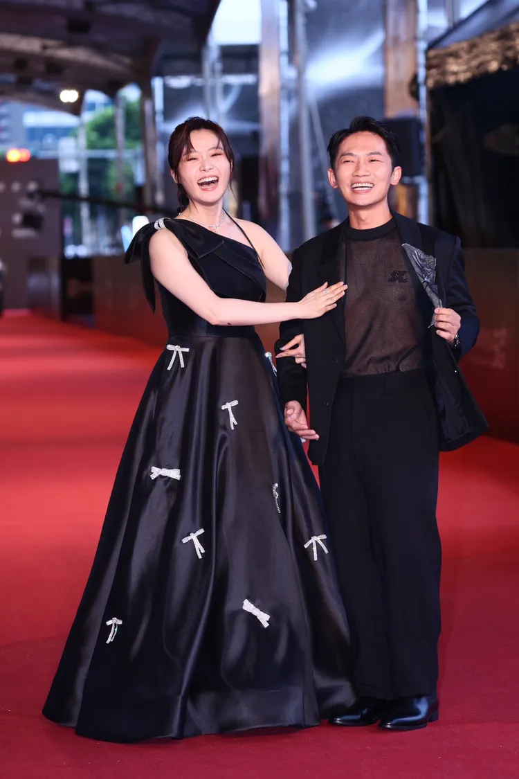 今晚紅毯主持人楊小黎（左）與蔡昌憲。攝影中心攝