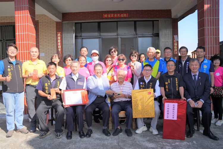 新竹縣長楊文科（前排左三）前往百歲公宋增土（前排中）家中祝賀。新竹縣府提供