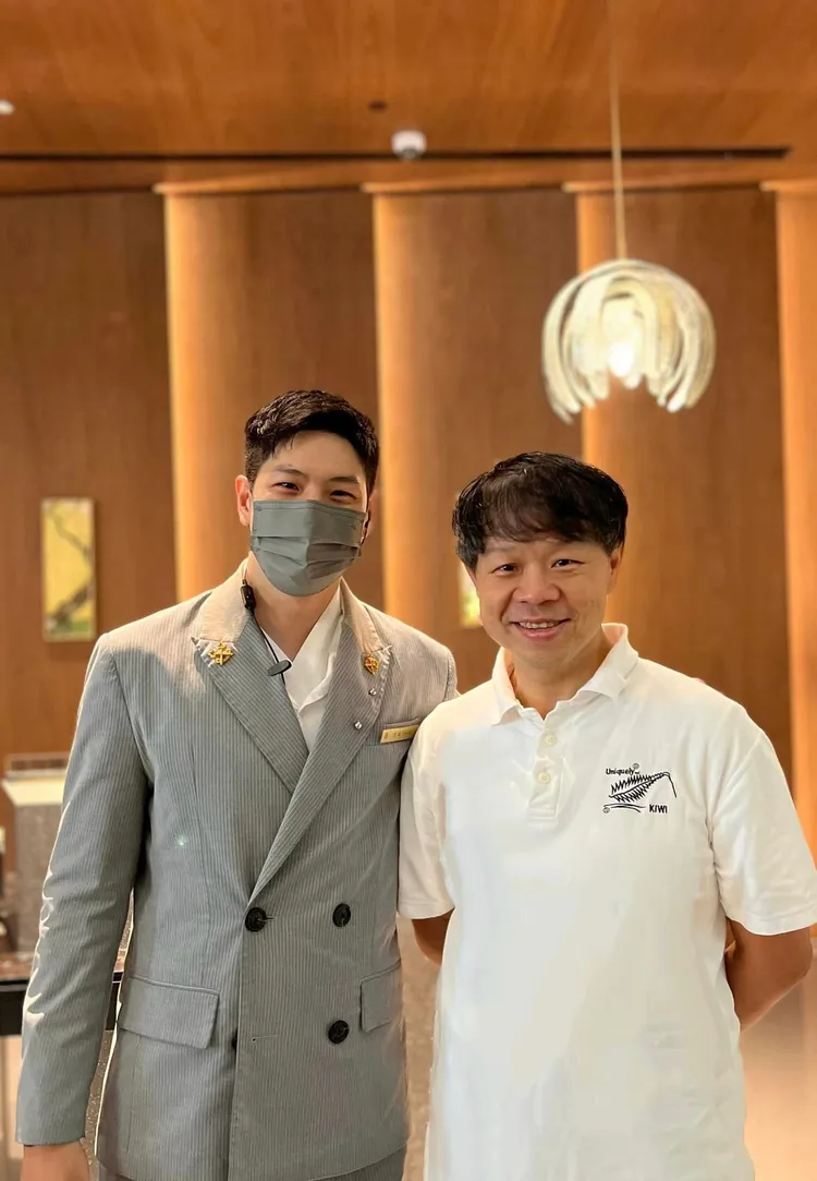 施景中和「金鑰匙」合影。翻攝自施景中臉書