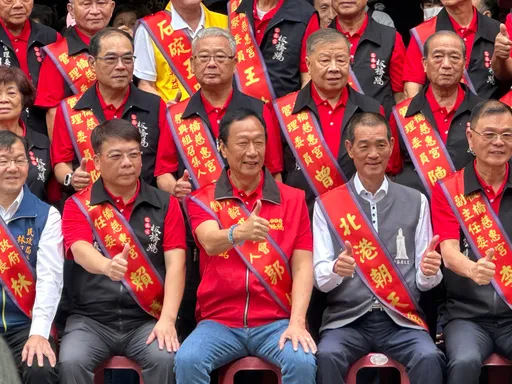 郭台銘拜媽祖為台灣「三個祈求」 倡兩岸和平、抗經濟危機還要團結避戰