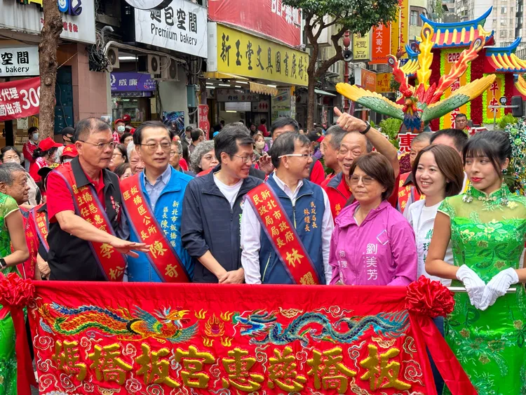 民進黨立委羅致政與新北市議員戴瑋珊皆出席文化節活動。曾佳俊攝