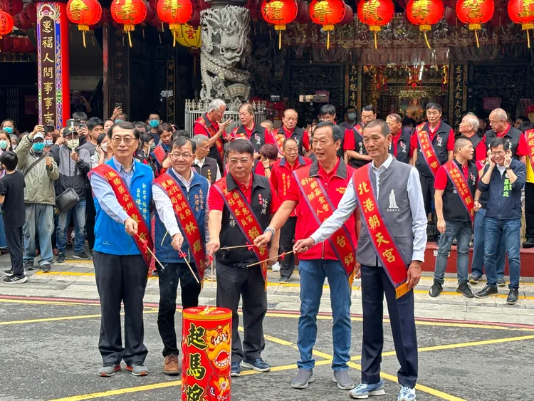 郭台銘與廟方代表一起點燃起馬炮，象徵踩街遶境儀式開始。曾佳俊攝