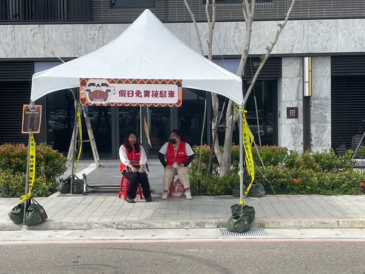 警方呼籲民眾儘量搭乘接駁專車。桃園警分局提供