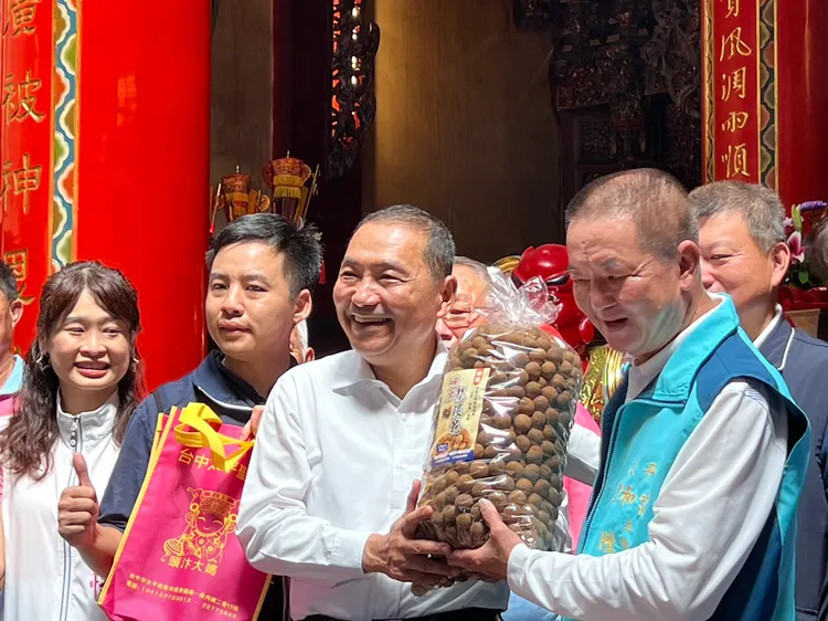 侯友宜上午參拜台中太平聖和宮，獲贈地方名產龍眼乾。鮮明攝