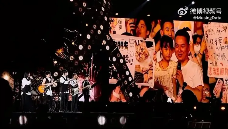 五月天廣州演唱會上，1個爸爸帶女兒來追星，竟自爆買黃牛票。翻攝Music_Data微博