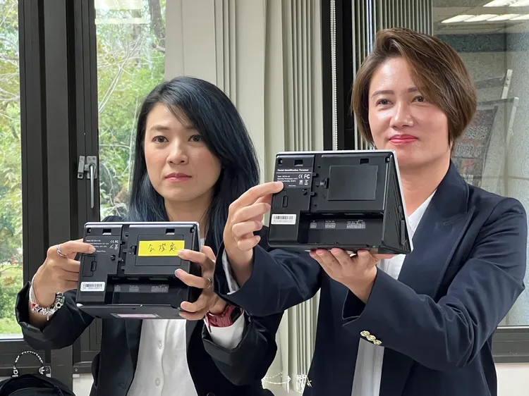 顏若芳（左）和林延鳳（右）亮出中國製打卡機。林延鳳提供