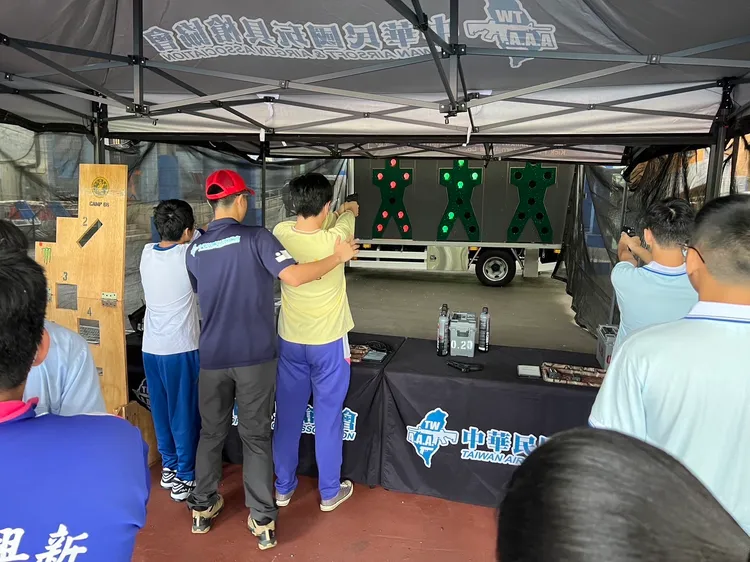 學生射擊練習。教育局提供