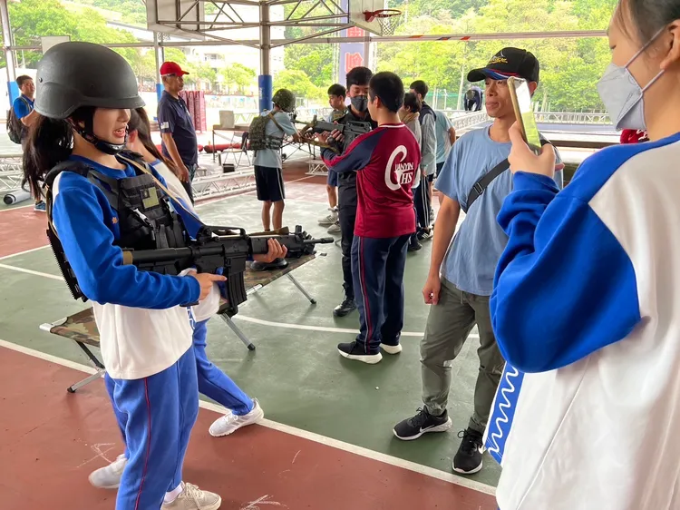學生持槍體驗。教育局提供
