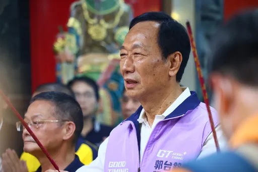 最新民调!柯郭配51%大胜赖清德 郭台铭抛「带薪产假14周」4妇女政策