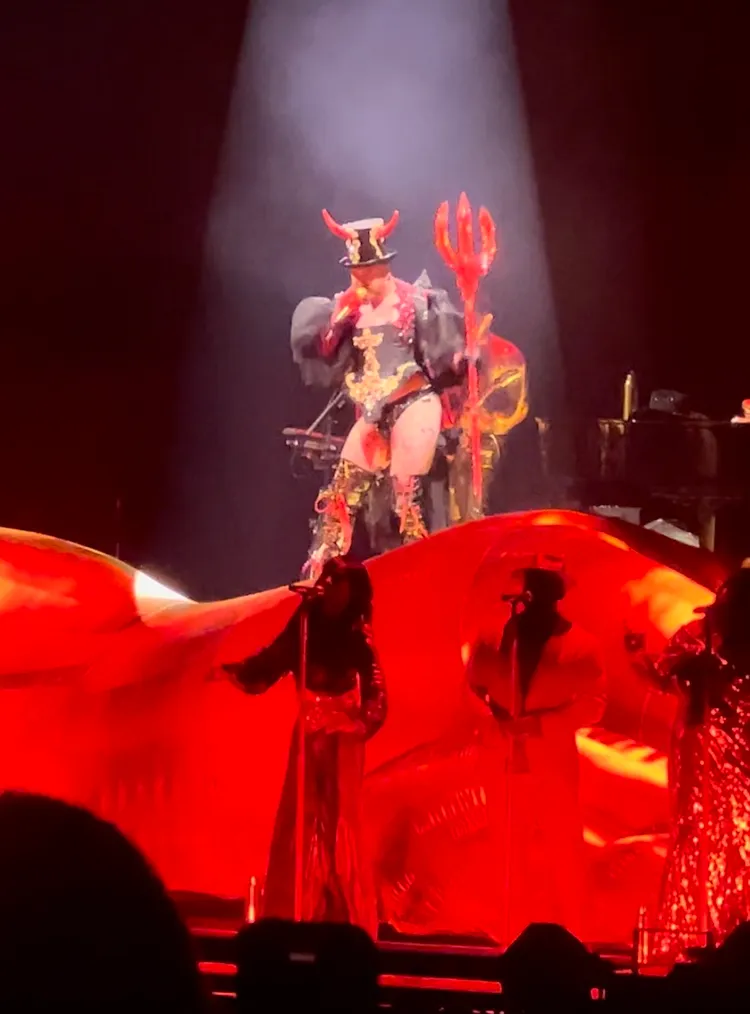 山姆史密斯演唱《Unholy》時，裝扮非常火辣。讀者提供