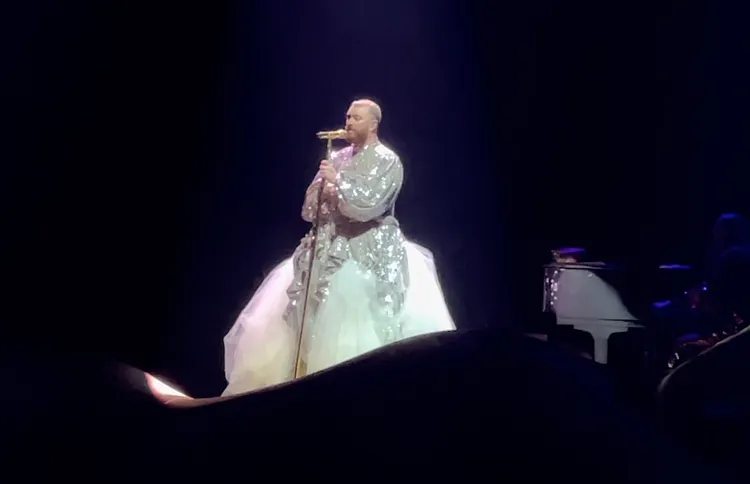 山姆史密斯換上蓬蓬裙時，搖裙襬問「你們喜歡我的裙子嗎」。讀者提供