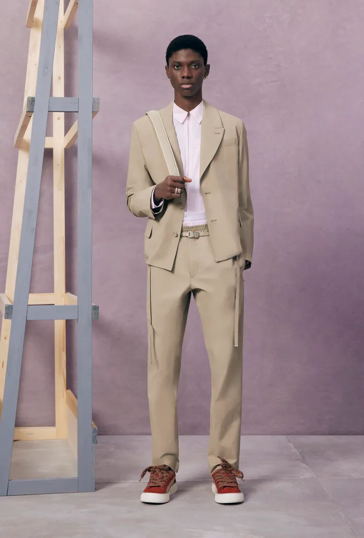 DIOR 2024春季男裝以西裝廓形為參考，藉由略微寬鬆的剪裁與版型，提供了舒適的穿著感。品牌提供