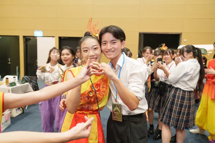 高市府舉辦的應援派對上，台日四校學生互動熱烈，學生們拍照留念，更交換社群軟體，相約要保持聯繫。高市行國處提供