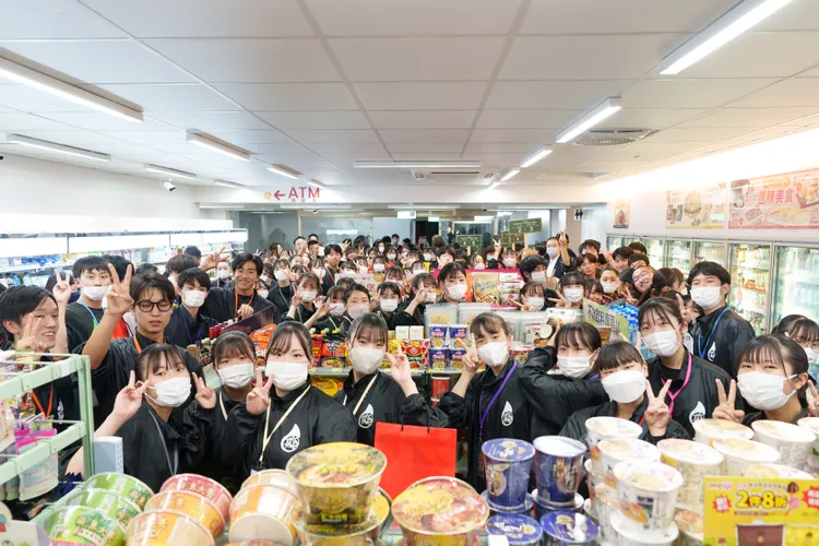 翡翠騎士把握時間，結伴前往行前就「許願」要好好逛逛的便利超商。高市行國處提供