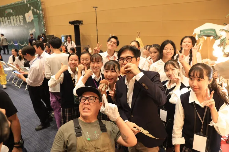 高雄市長陳其邁與學生同樂。高市行國處提供