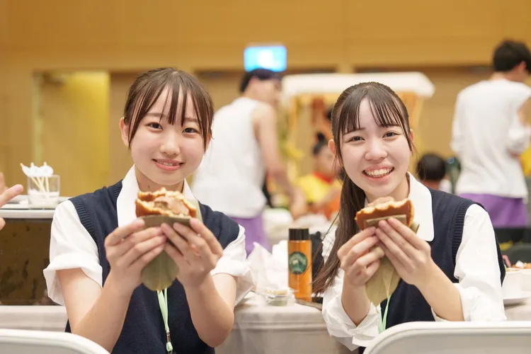 日本學生大啖冰淇淋銅鑼燒。高市行國處提供