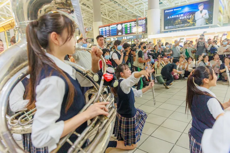 昨晚離開高雄前，翡翠騎士以20人隊形，在高鐵左營站進行小型快閃演出。高市行國處提供