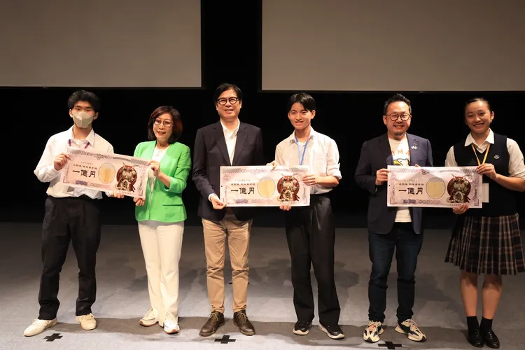 高雄市長陳其邁、議長康裕成、中華文化總會秘書長李厚慶出席應援派對與學生同樂。高市行國處提供