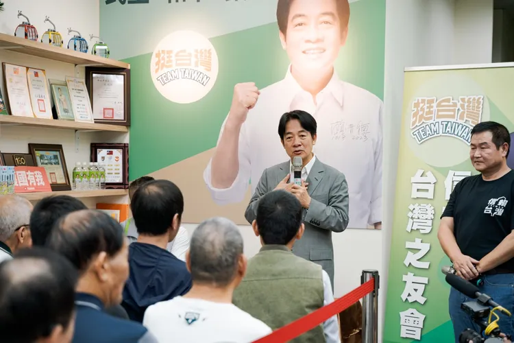 現場約有40人，不過仍有許多民眾擠在服務處外想一睹賴清德風采。賴清德競辦提供