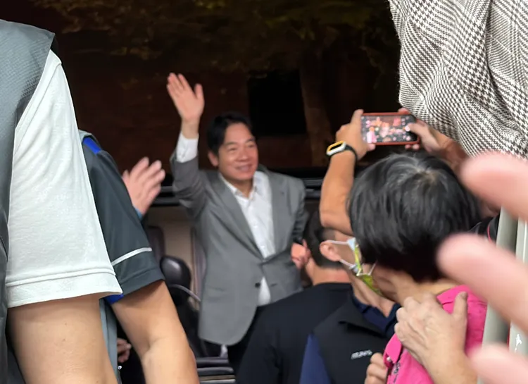 賴清德要上車離去前，不忘與現場支持者擊掌、打招呼。潘袁詩羽攝