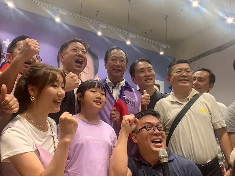 郭台銘與支持者合照。江孟謙攝