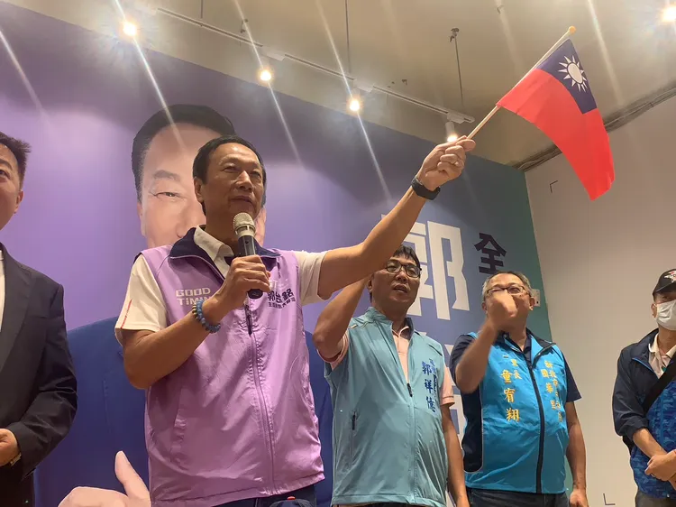 郭台銘揮舞國旗。江孟謙攝