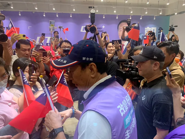 民眾包圍郭台銘。江孟謙攝