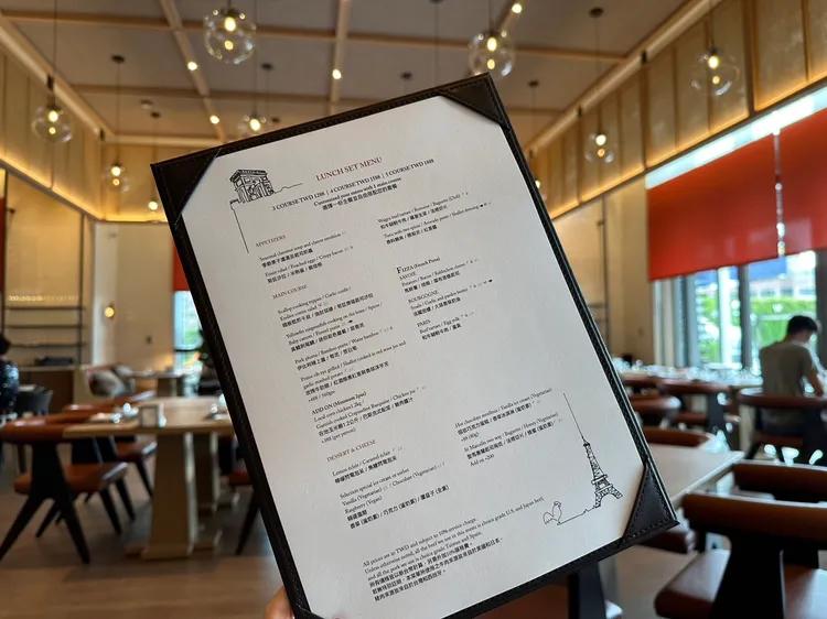 Ｗ飯店捨棄吸客神器「吃到飽」，祭親民法餐轉型。陳怡文攝