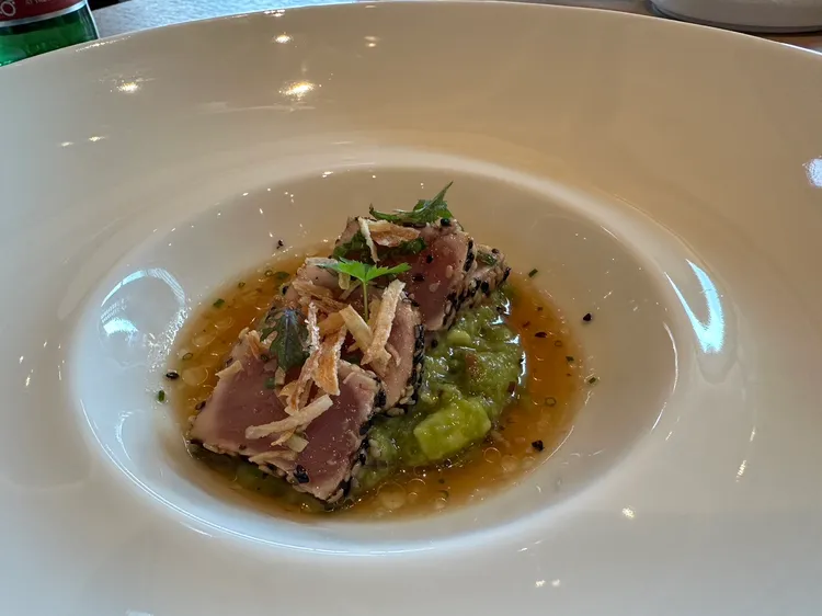 開胃菜「香料鮪魚/酪梨泥/紅蔥醬」是受歡迎餐點之一。陳怡文攝