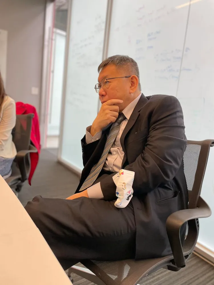 柯文哲嚴肅看待新書上市前所引起的爭議。翻攝自陳智菡