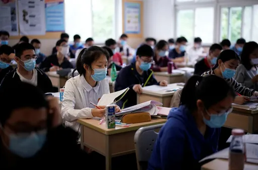 考上頂大想「翻轉階級」卻崩潰了!窮學生哭:為何沒錢要生小孩?