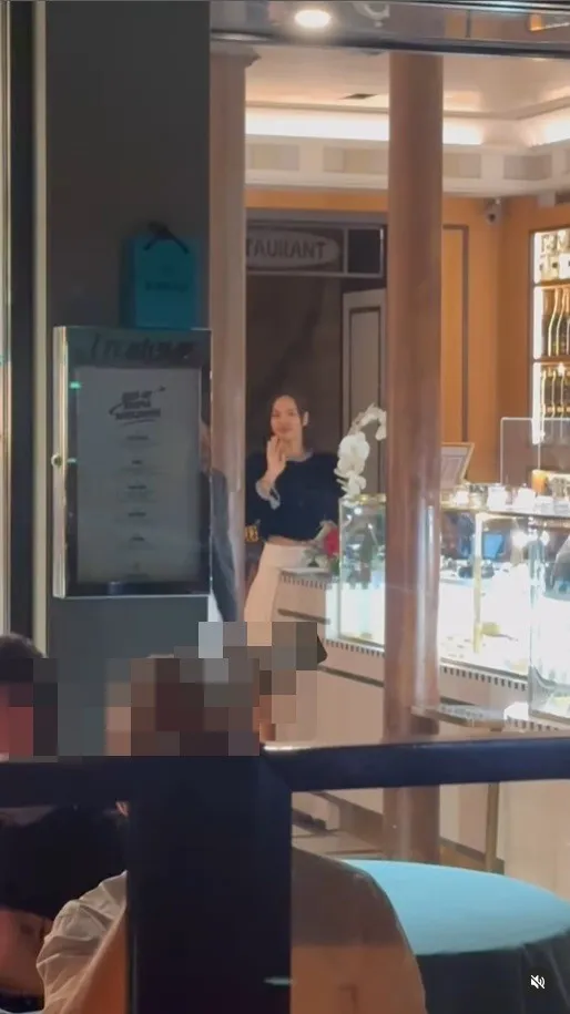 Lisa走出餐廳聽電話，看到鏡頭大方揮手示意。翻攝naver