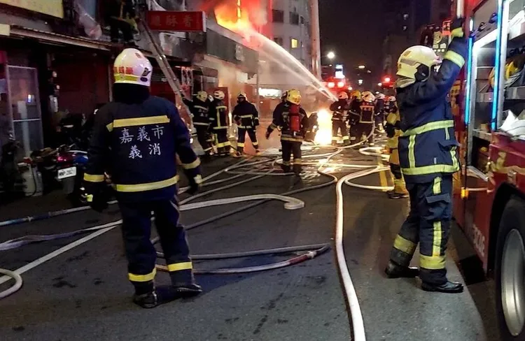 嘉義市友愛路與興雅路口附近店家24日深夜發生火 警，火勢迅速延燒，直到25日凌晨控制火勢，有10間 店面遭波及，無人員受傷。消防人員布水線灌救。 嘉義市消防局提供