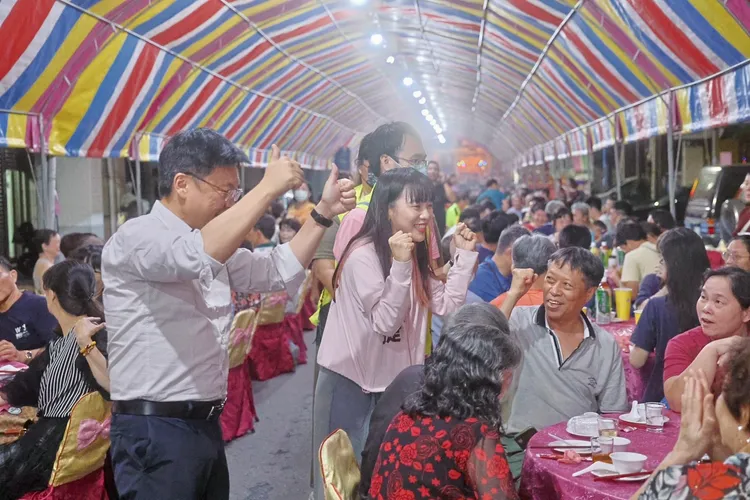 趙天麟陪同黃捷，向民眾拜託。黃捷服務處提供
