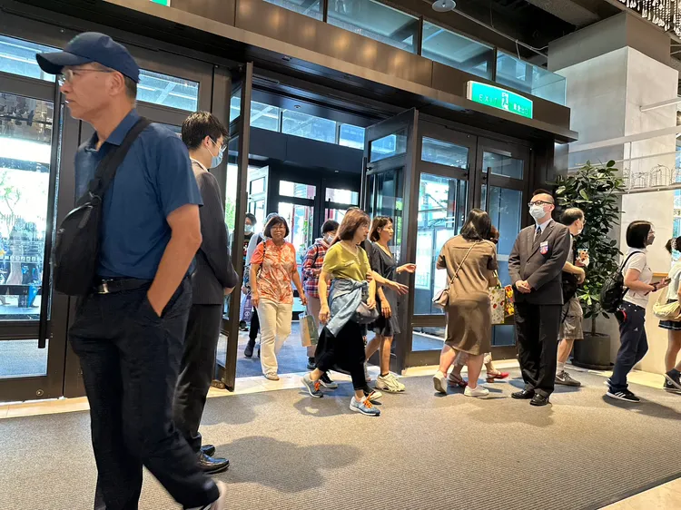 信義新天地Ａ8開門人潮湧入。陳怡文攝