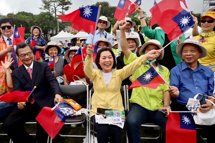 民眾熱情搖曳國旗同賀。林林攝