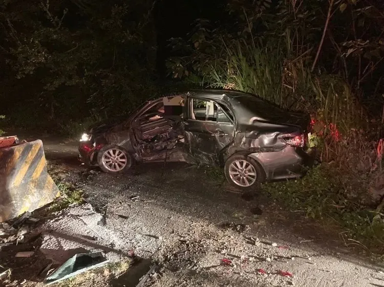 轎車自撞水泥護欄，車身嚴重凹陷。民眾提供