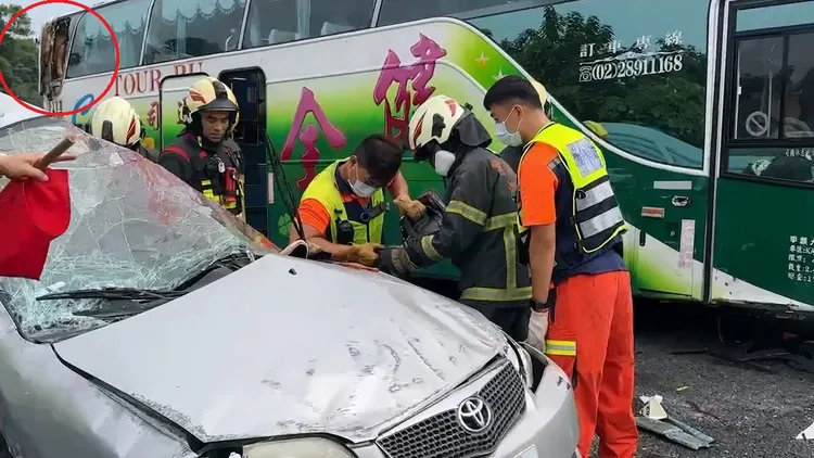 遊覽車撞到外側護欄隔音牆，車體及車窗受損嚴重，導致坐在末排右側靠窗的男童不幸死亡。民眾提供