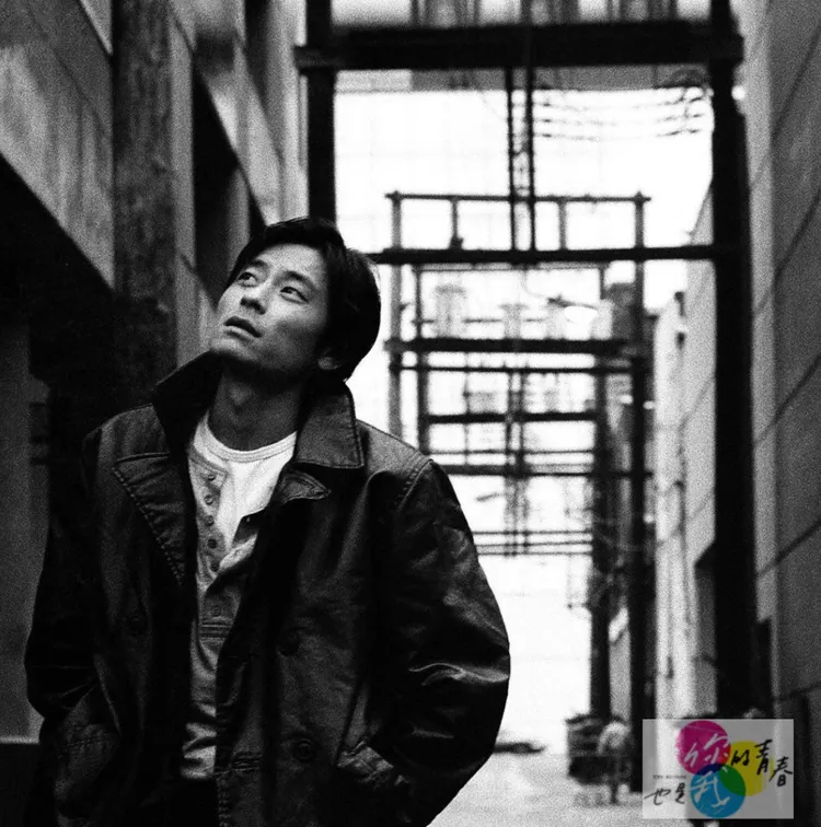 王傑在溫哥華後巷拍照時遭附近居民報警。 《你的青春也是我的青春》提供