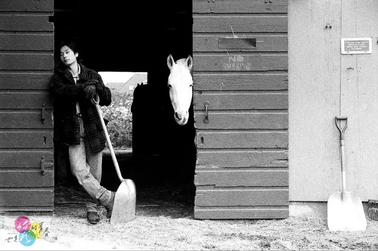 王傑在溫哥華的自家馬房拍照。 《你的青春也是我的青春》提供