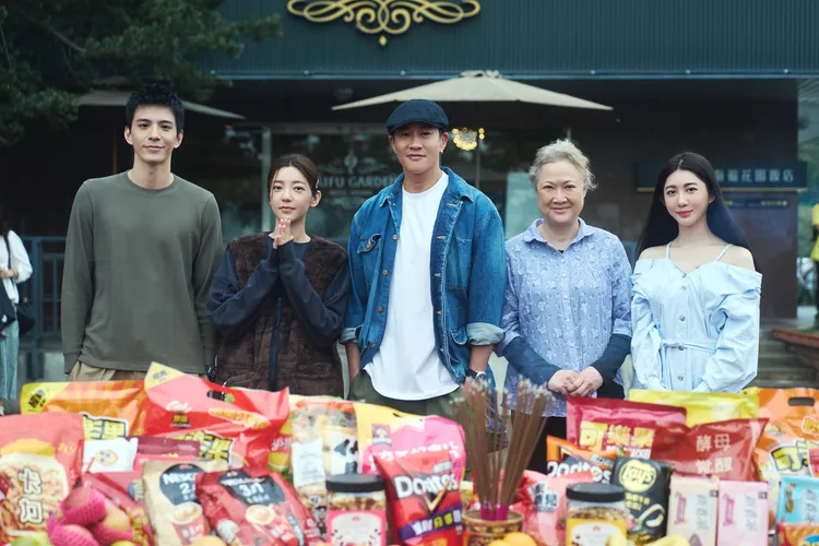 林柏叡（左起）、郭雪芙、導演何潤東、洪慧芳、王晴。大川大立提供