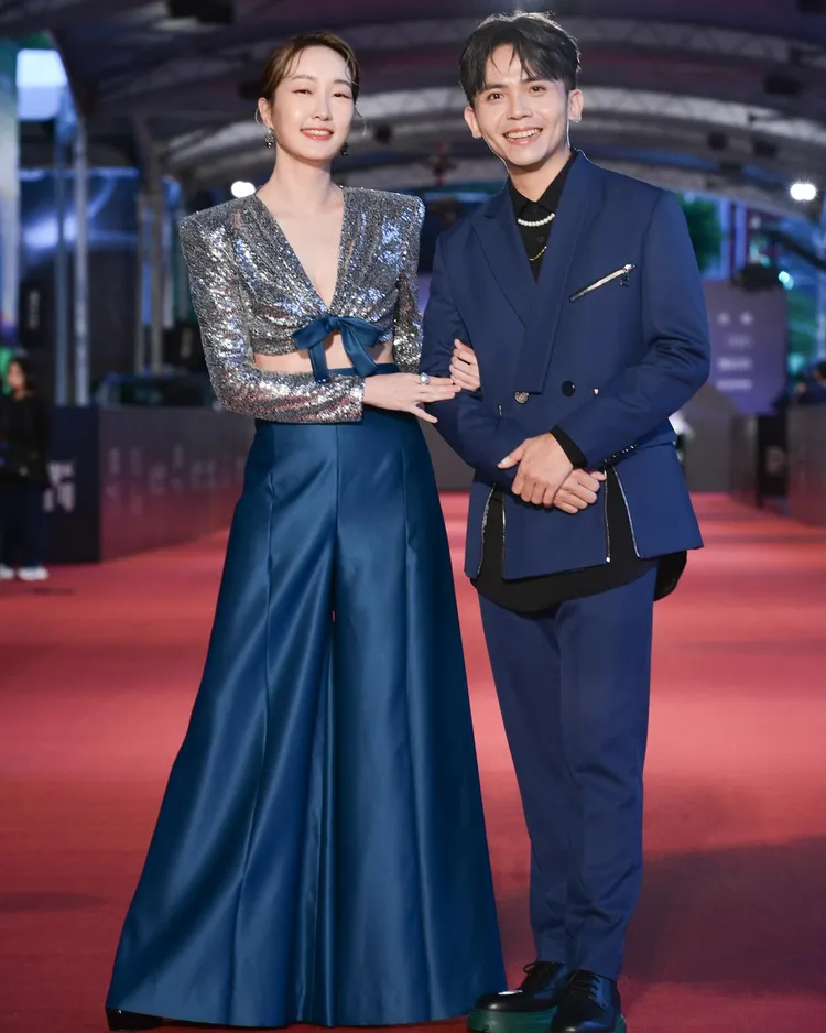 金鐘紅毯主持人巴鈺（左）與黃豪平。翻攝《巴鈺》粉絲頁