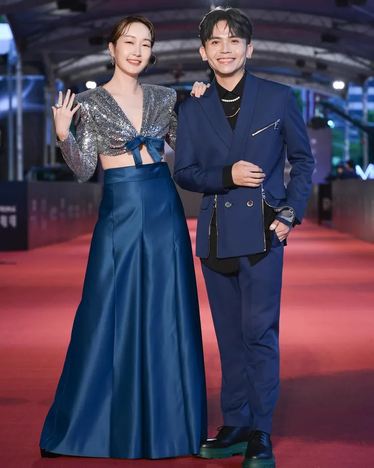 金鐘紅毯主持人巴鈺（左）與黃豪平。翻攝《巴鈺》粉絲頁